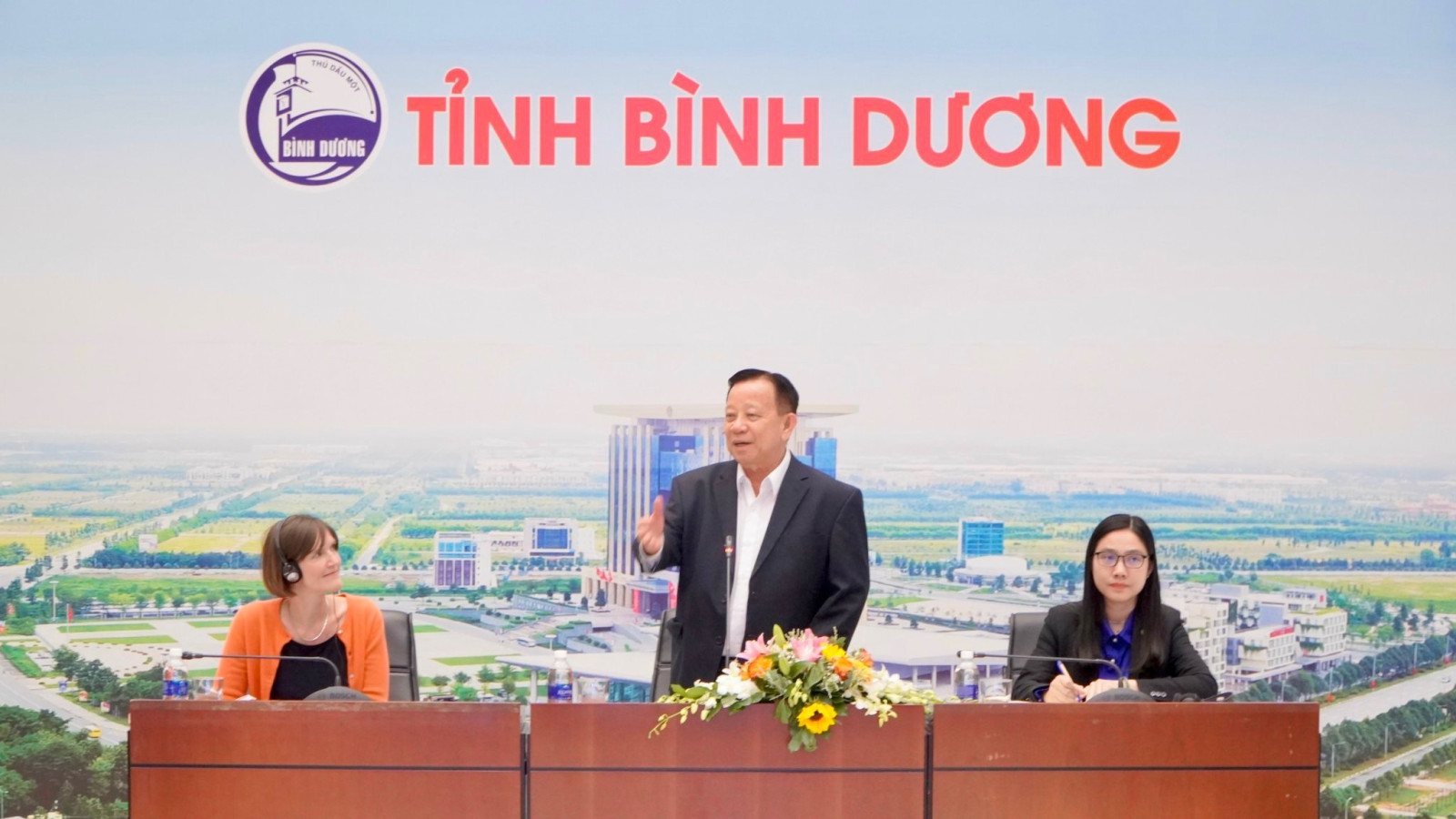Đồng chí Nguyễn Văn Hùng, Chủ tịch Hội đồng Quản trị Tổng Công ty Becamex IDC trao đổi với đoàn về Đề án thành phố thông minh và Vùng đổi mới sáng tạo.